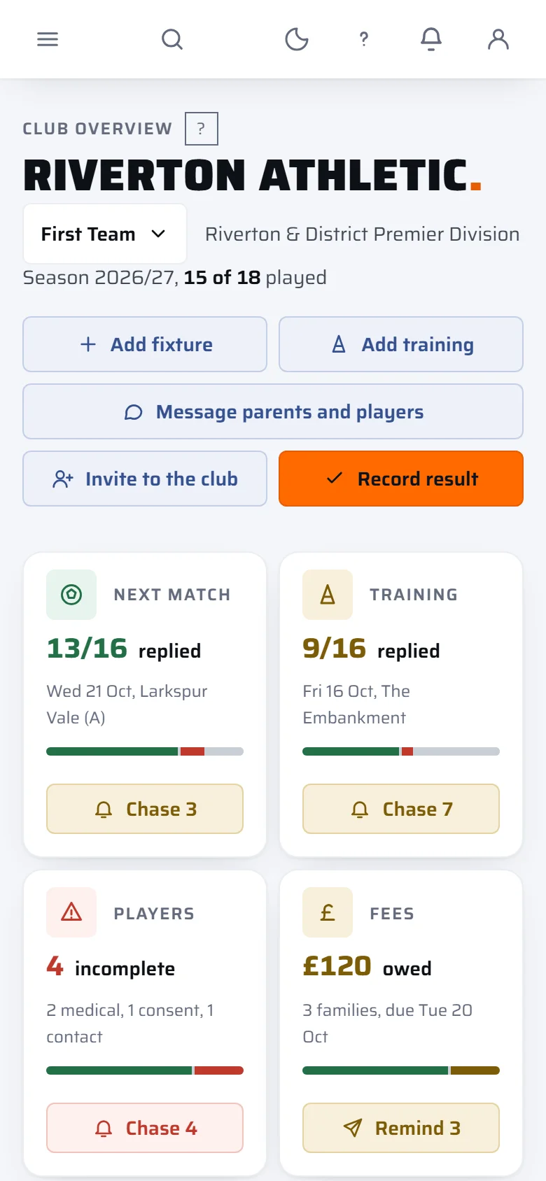 A club's overview: the first team, its next match with 13 of 16 replied, training, incomplete players and fees owed, each with a button